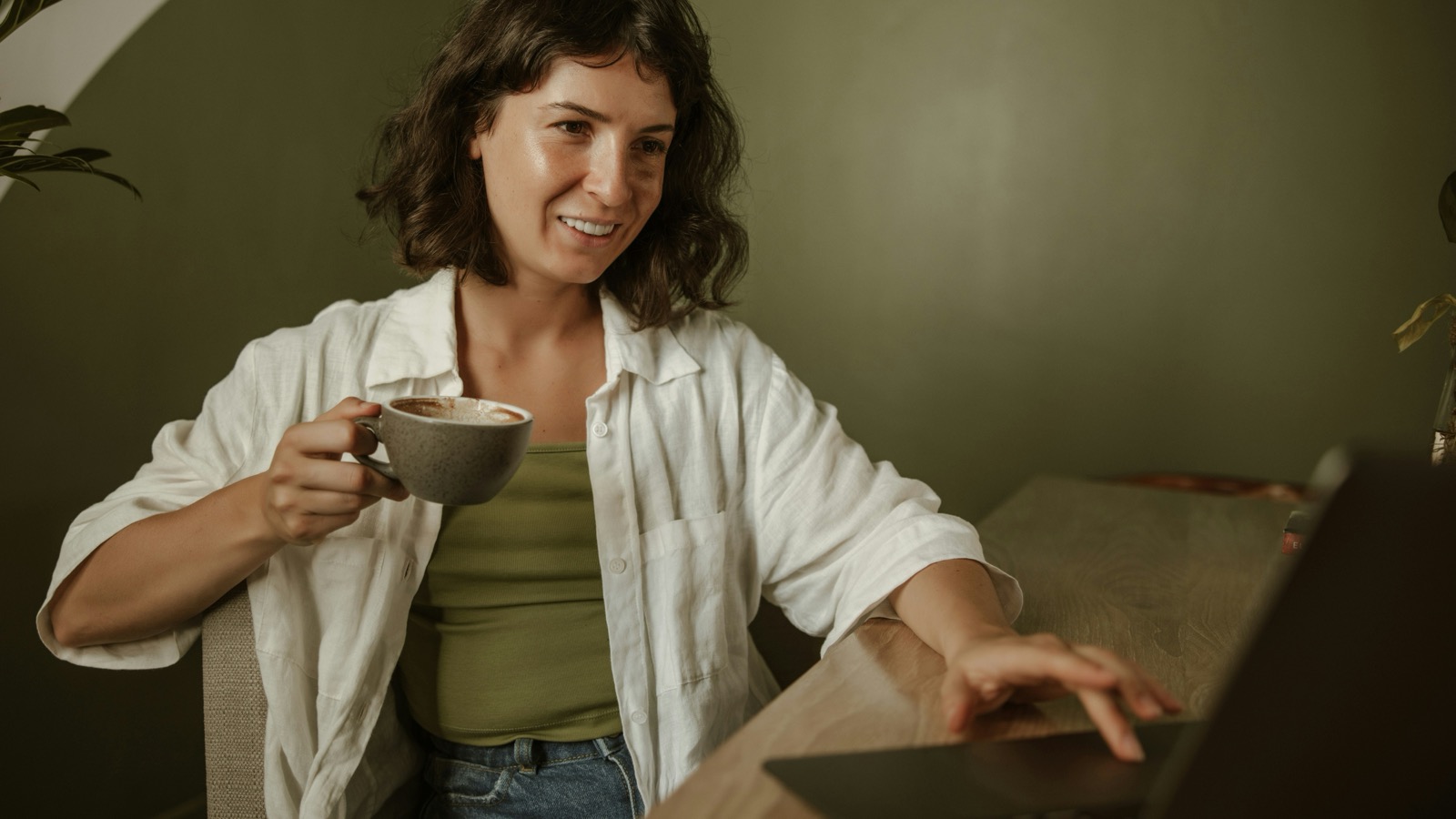 Expat woman in online therapy